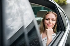 femme qui regarde la route pendant un trajet toutes distances en vtc a paris